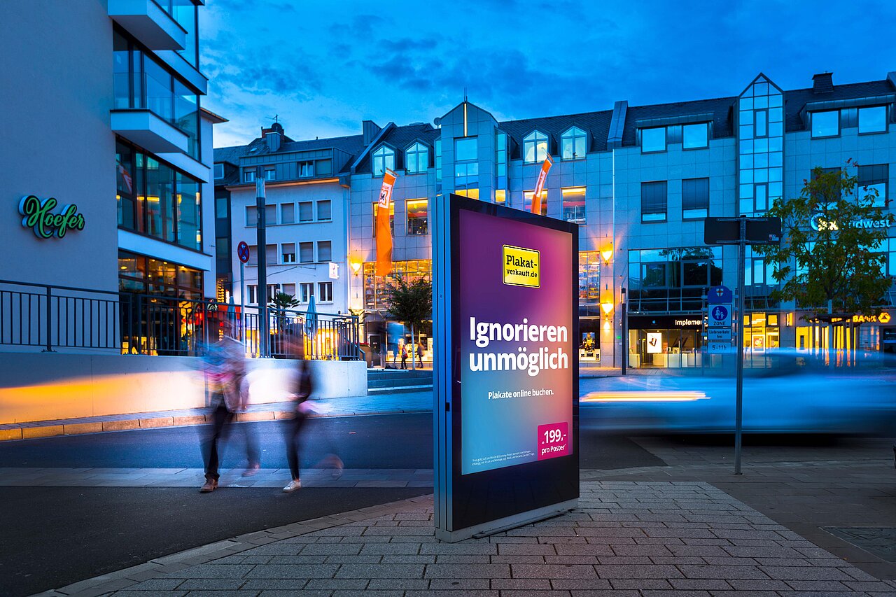 Citylight-Poster - Kampagne "Ignorieren unmöglich" Hochformatiges Citylight-Poster mitten in der Innenstadt