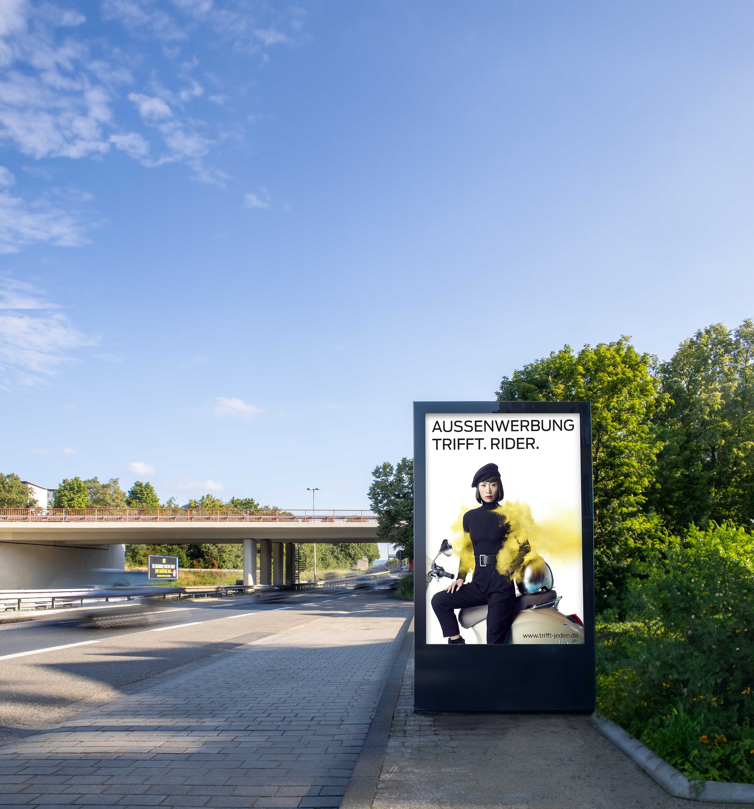 Plakat mit der Aufschrift „AUSSENWERBUNG TRIFFT. RIDER.“ für Citylight-Poster, ideal für eine markante Präsentation an stark frequentierten Verkehrsknotenpunkten.